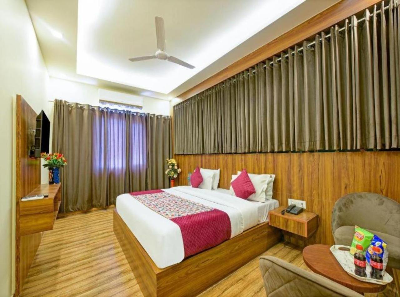 Rosewood Suites A Family Hotel Near Delhi Airport New Delhi Exteriör bild