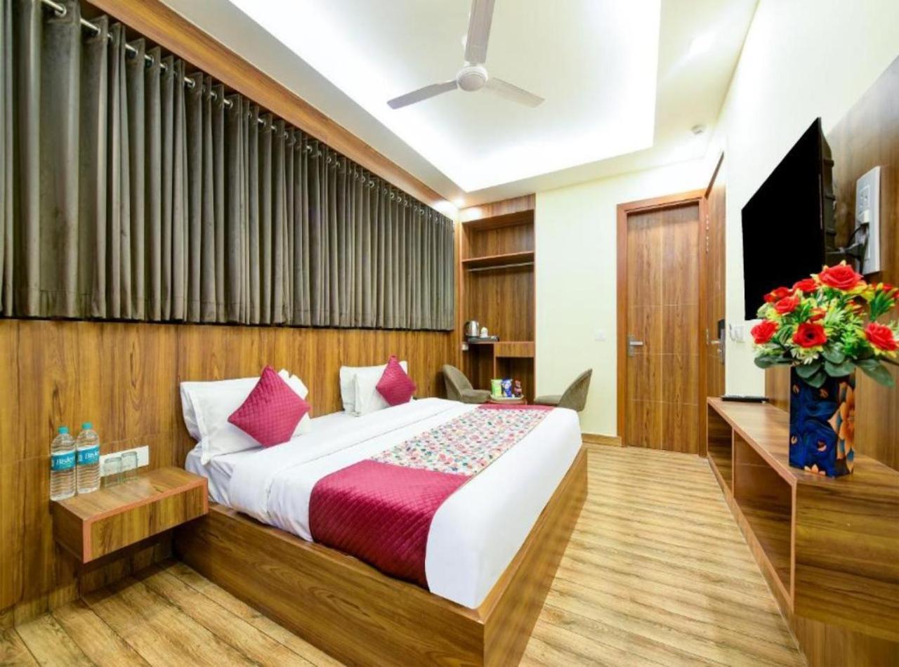 Rosewood Suites A Family Hotel Near Delhi Airport New Delhi Exteriör bild